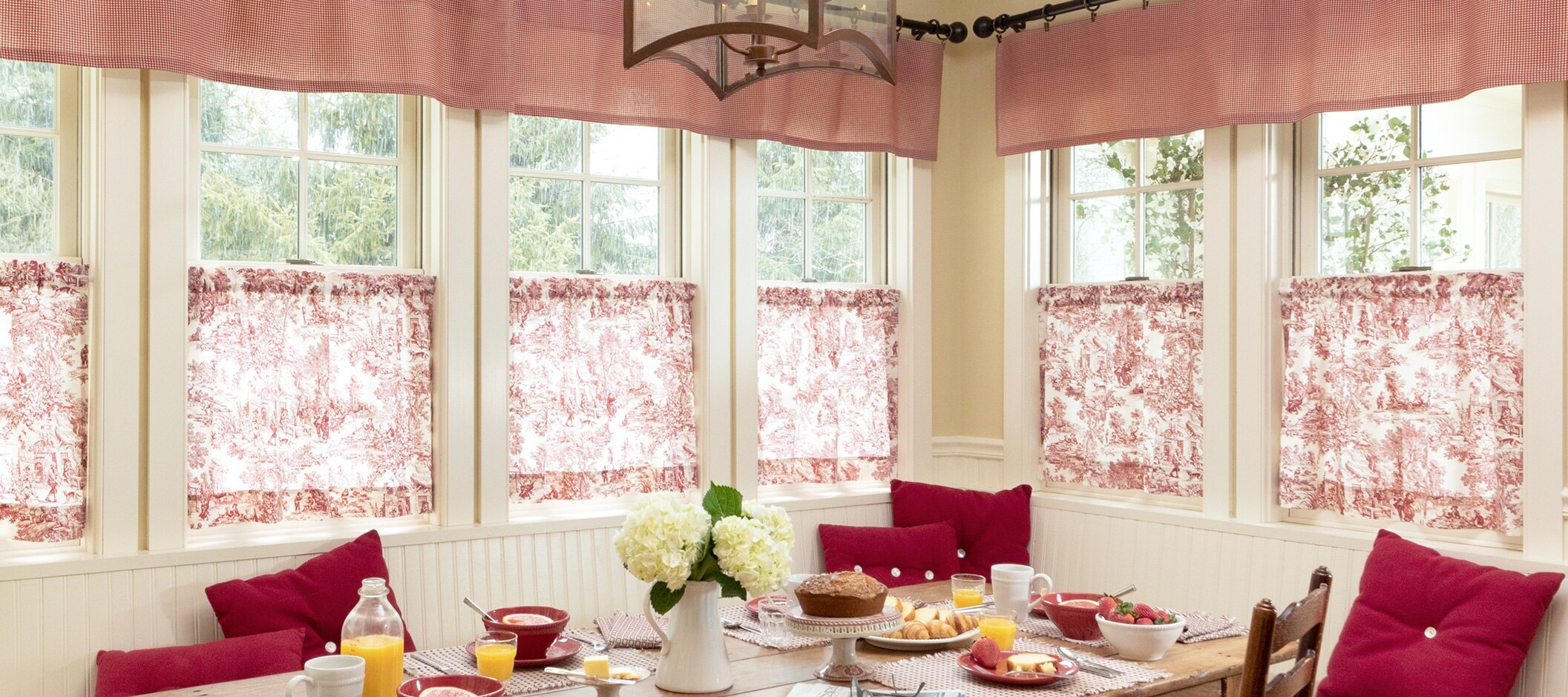 Breakfast nook featuring Essex Toile tiers and Essex Check valances 