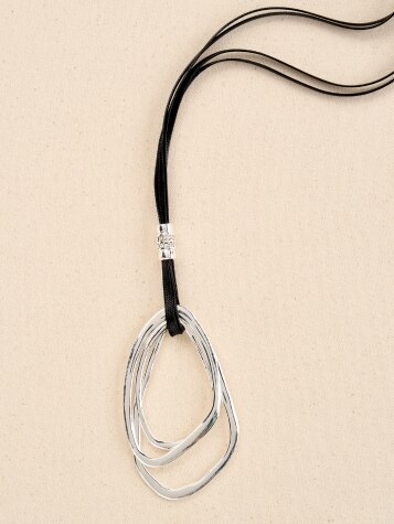Black and Silver Triple Oval Pendant Necklace