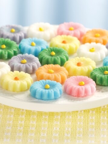 Daisy-Shaped Peppermint Candy Cremes