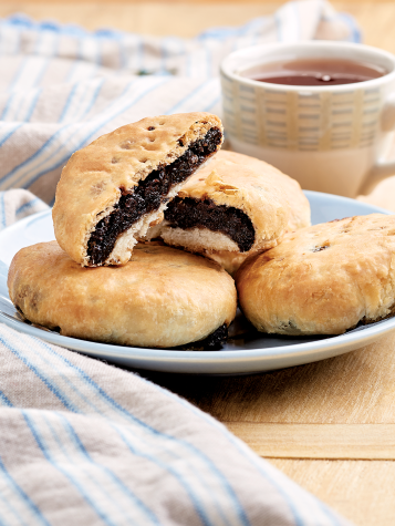 Rich Eccles Cakes Filled with Raisins & Currants